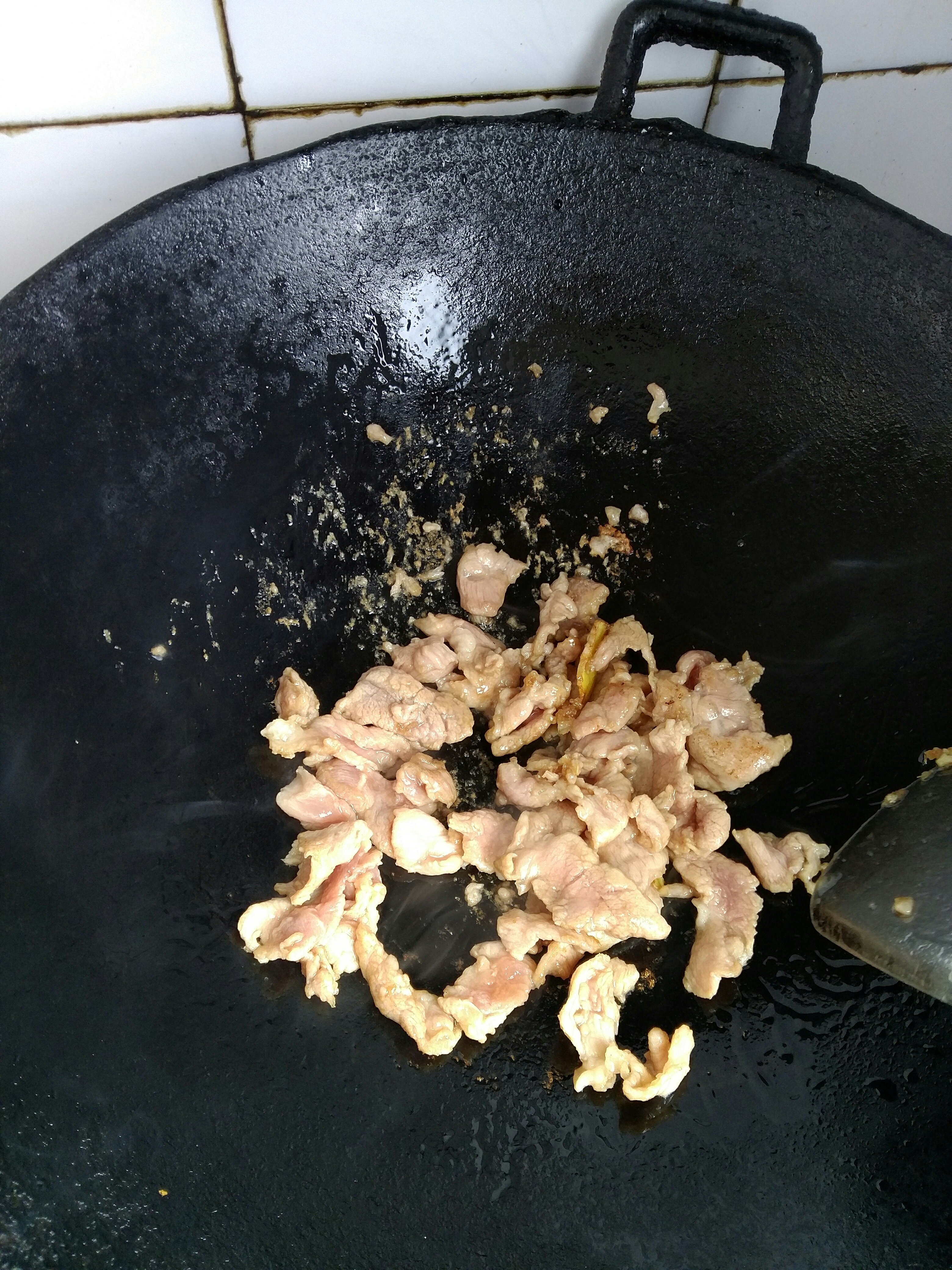 金针菇煮肉的做法 步骤2