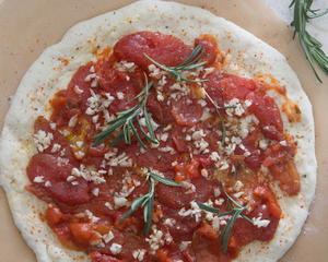 薄底蒜香番茄披萨—小熊SJJ-A06Y2厨师机的做法 步骤7