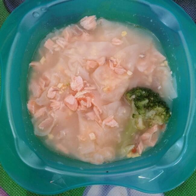 三文鱼煮西红柿水饺–宝宝食谱的做法