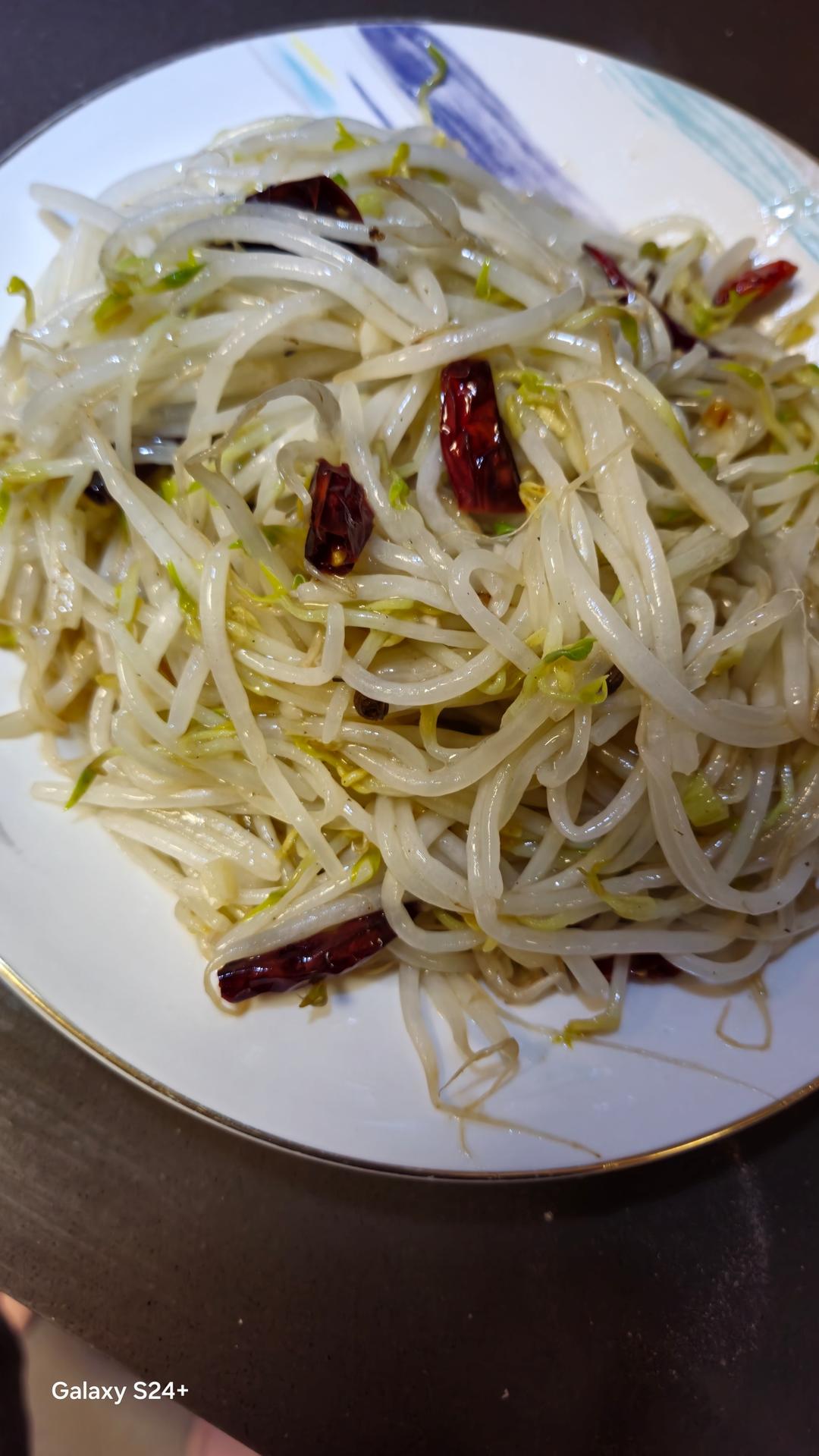 厨师长教你：“炝炒绿豆芽”的家常做法，味道非常赞