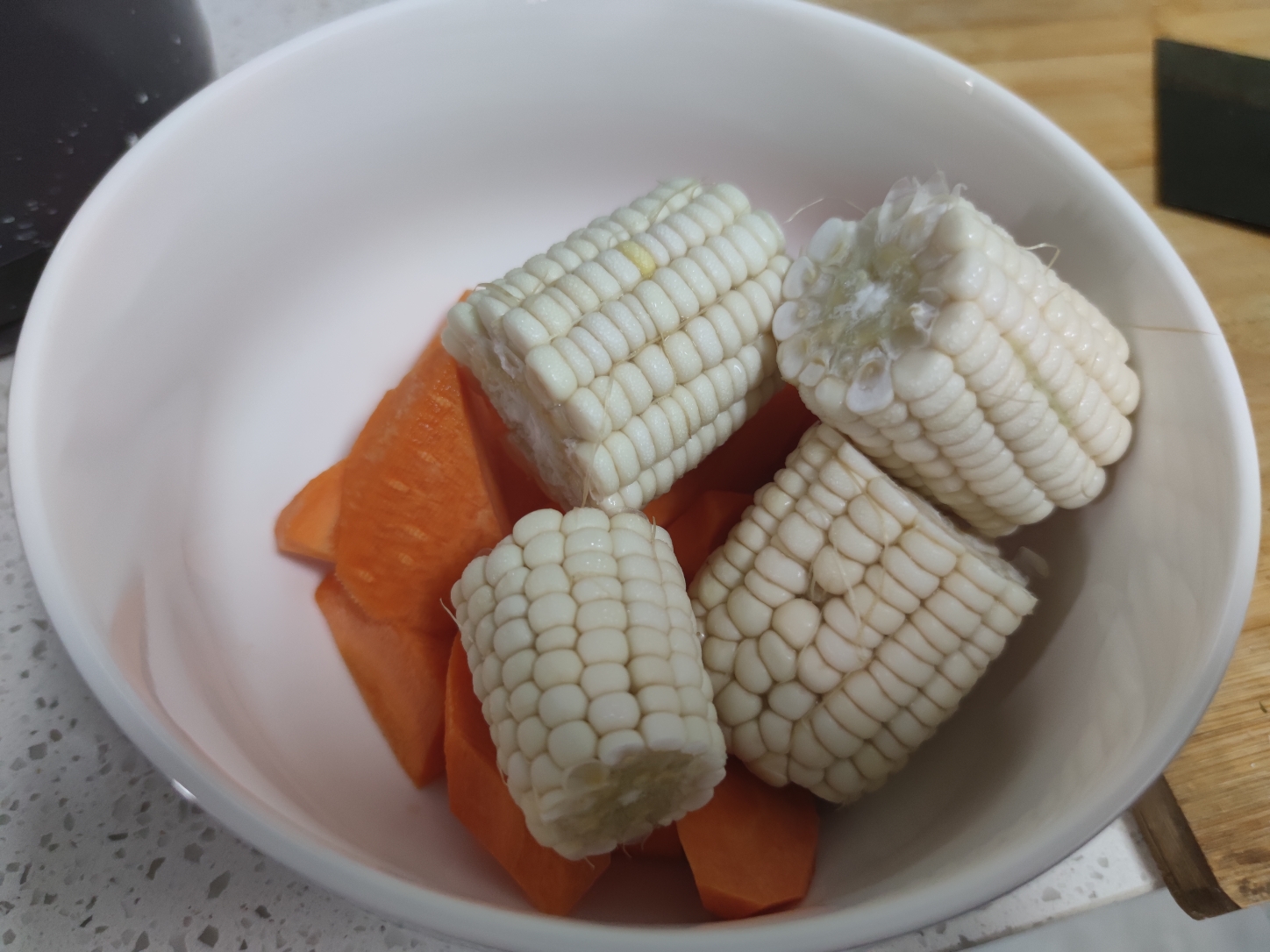 滋养鲜美松茸玉米排骨汤~的做法 步骤1