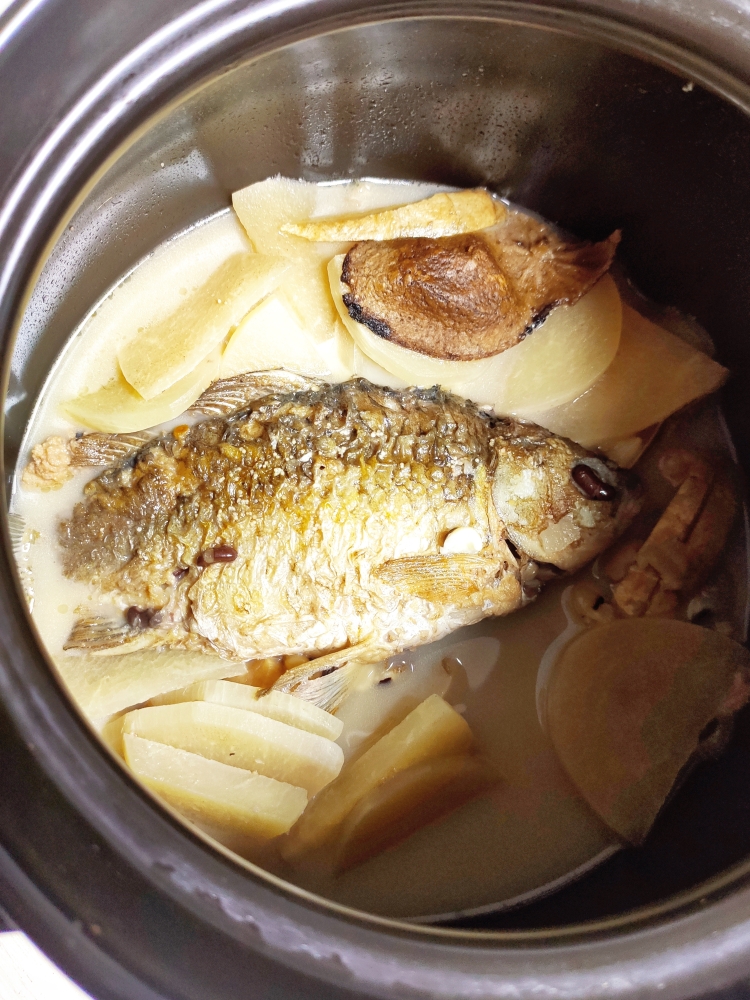 汤汤水水～沙葛鲫鱼祛湿汤的做法