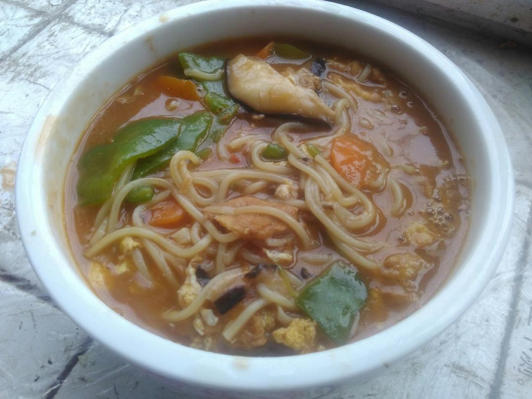 西红柿鸡蛋青椒胡萝卜香菇面的做法