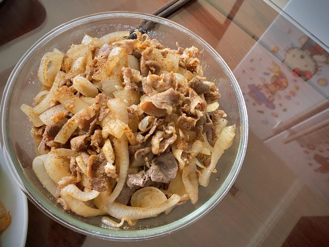 鲜香洋葱炒羊肉片（超简单 厨房小白也可以做的好吃 重在火候变化和发挥每一种食材的味道）