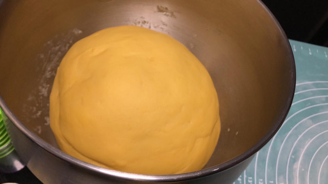 新手也可以--详解如何做出人见人爱、金黄的南瓜馒头