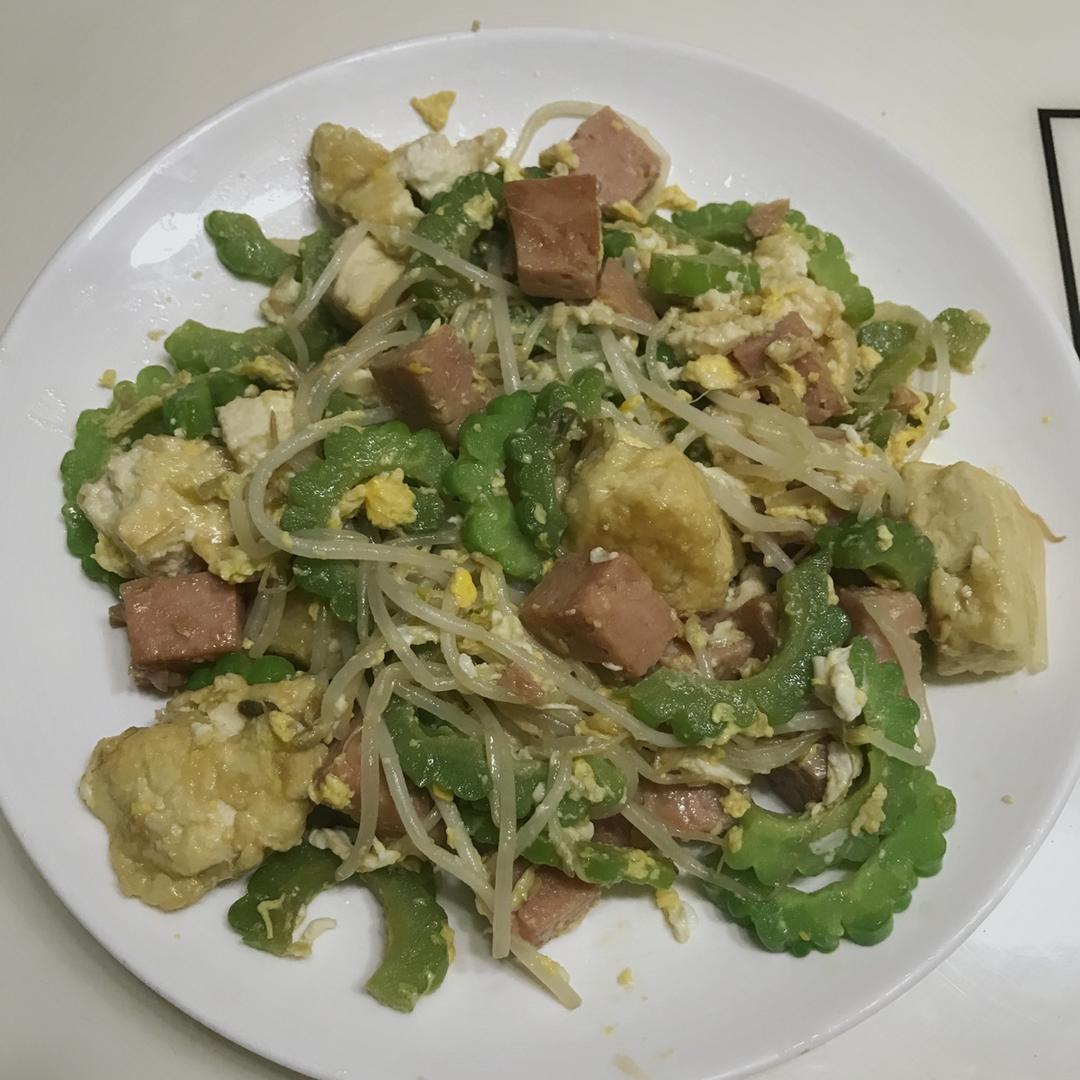 冲绳代表菜～豆腐炒苦瓜（ゴーヤチャンプルー）