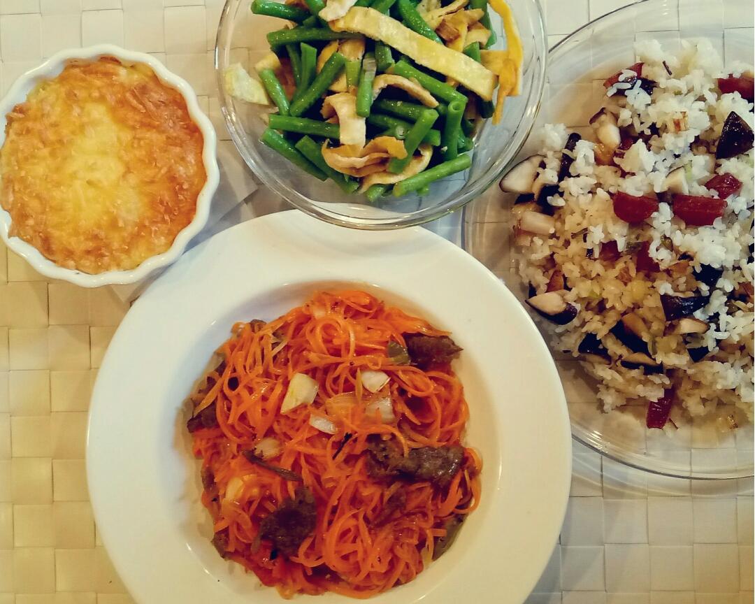 芝士焗薯蓉+胡萝卜丝炒牛肉+豇豆蛋皮+腊肠炒米饭的做法