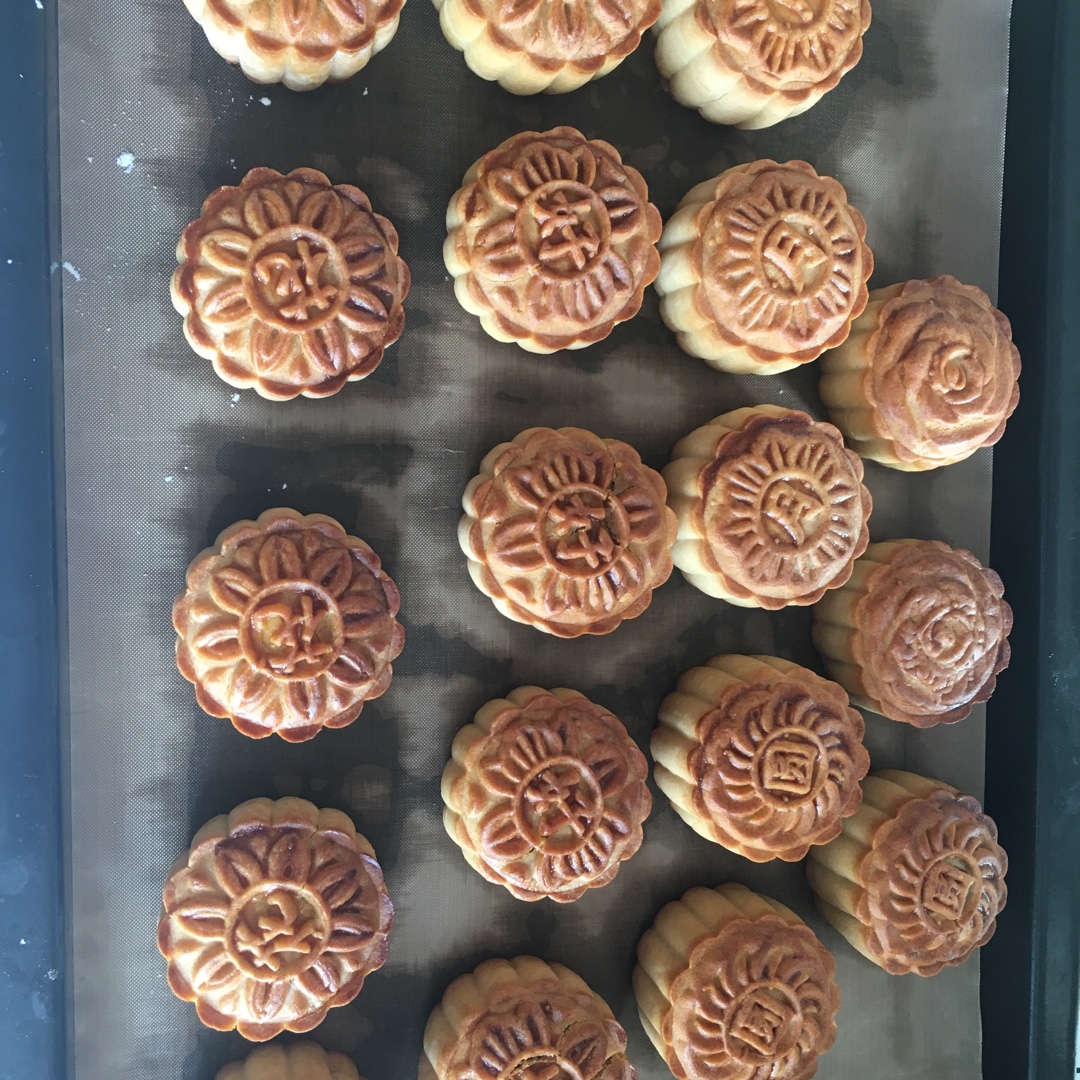 广式月饼—蛋黄莲蓉月饼