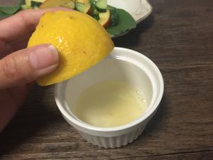 清爽的桃子培根沙拉佐柠檬蜂蜜沙拉汁的做法 步骤3