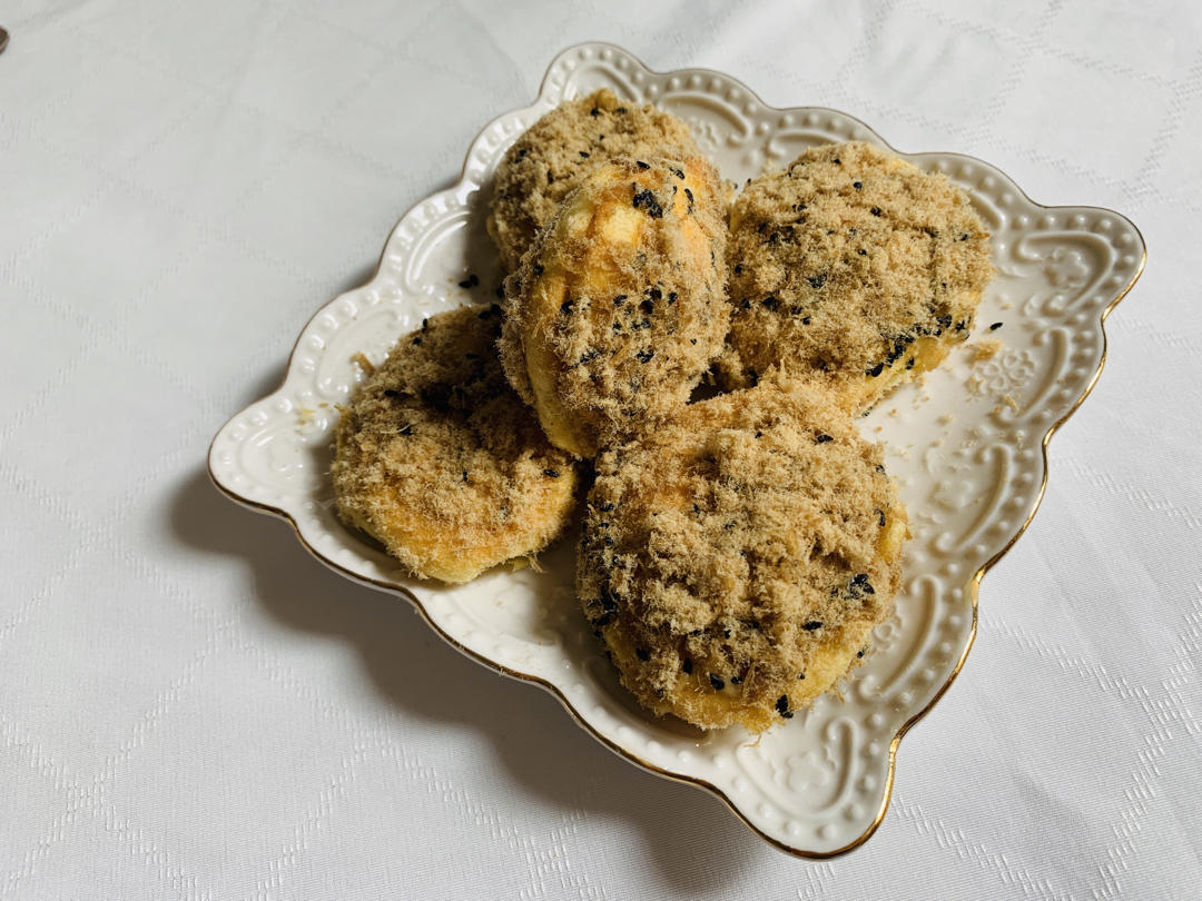 咸香松软的肉松小贝