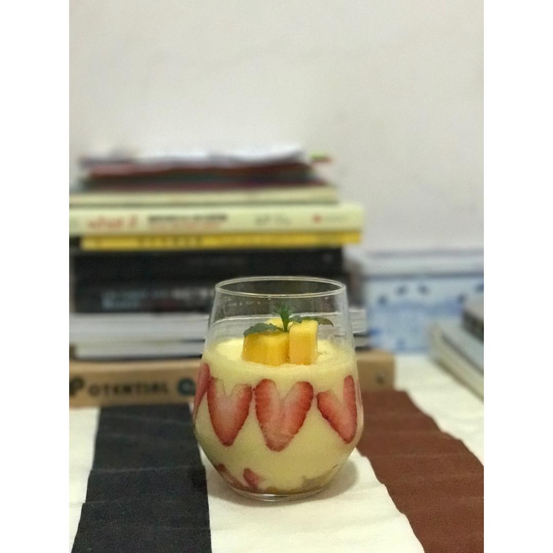 "杯壁"的草莓芒果慕斯