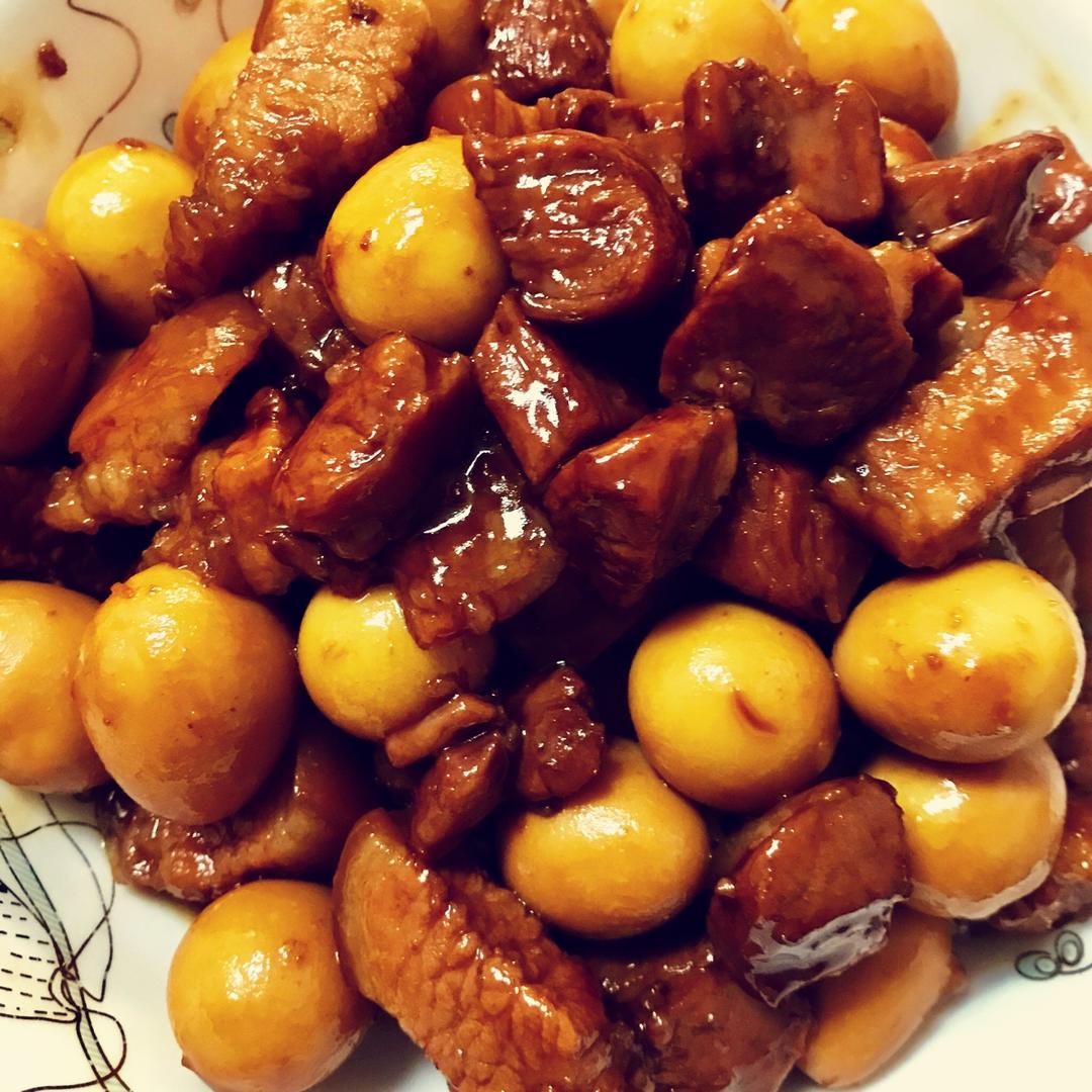 加了鹌鹑蛋后，这盘红烧肉，美味的逆天啦——鹌鹑蛋烧肉（孔瑶食谱）