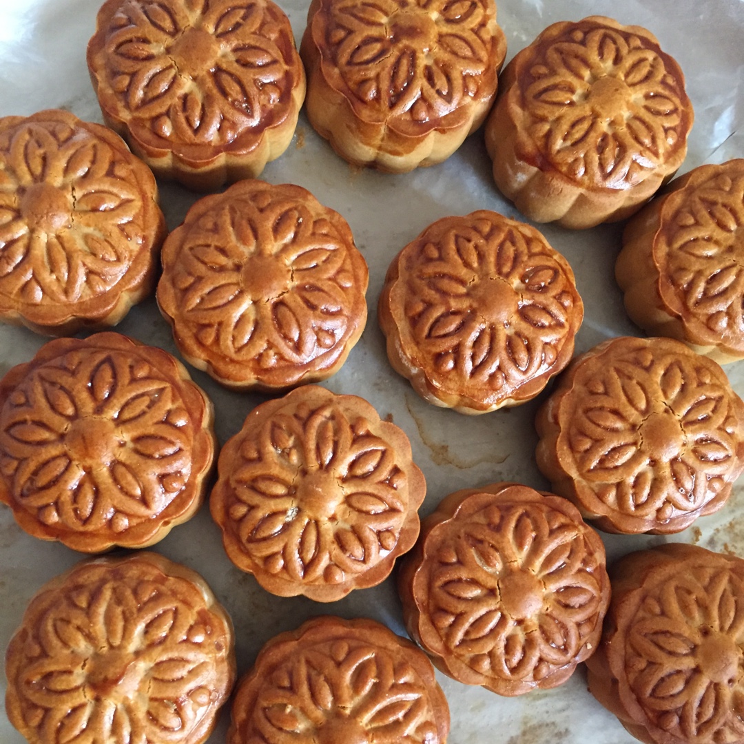 广式蛋黄莲蓉月饼