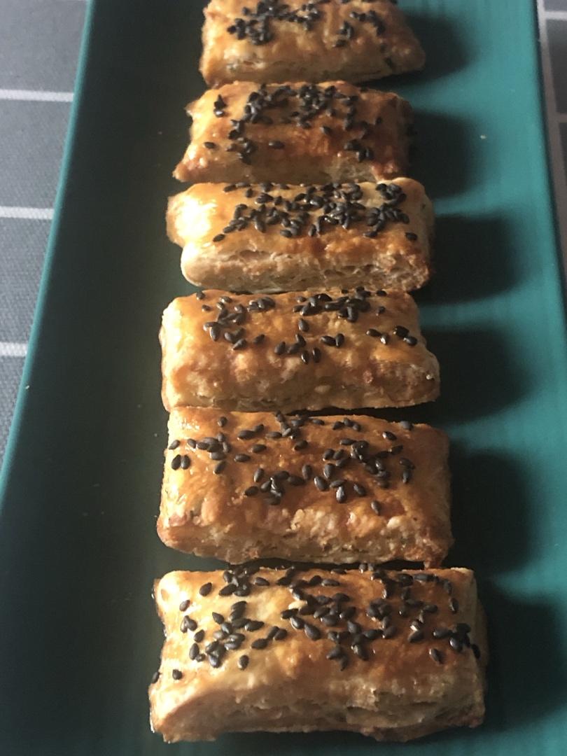 手抓饼版蛋黄肉松千层饼干