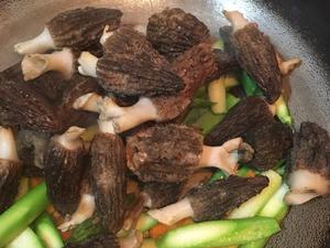 新鲜羊肚菌炒芦笋肉片的做法 步骤5