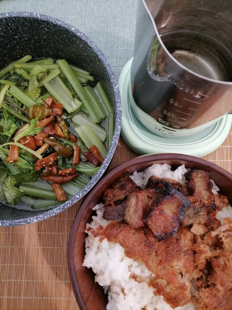 早饭。煎五花肉+水油煮芹菜的做法