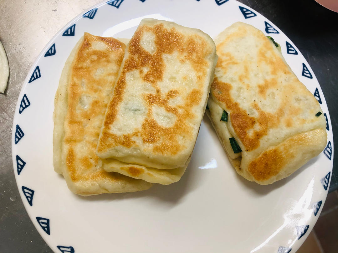 五香葱花饼    葱香四溢   咸香适口   太有食欲了 附细节视频