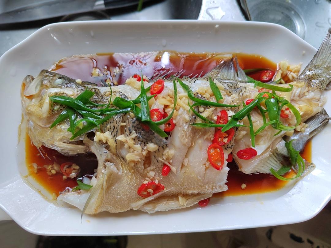 新手家常蒸鱼（附鲜美小秘诀）