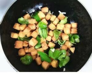 青椒炒豆腐(转)的做法 步骤7