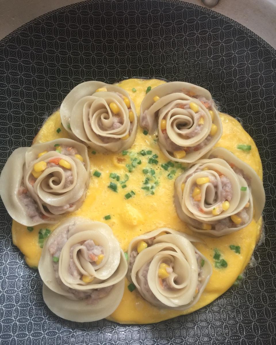 玫瑰花抱蛋虾饺