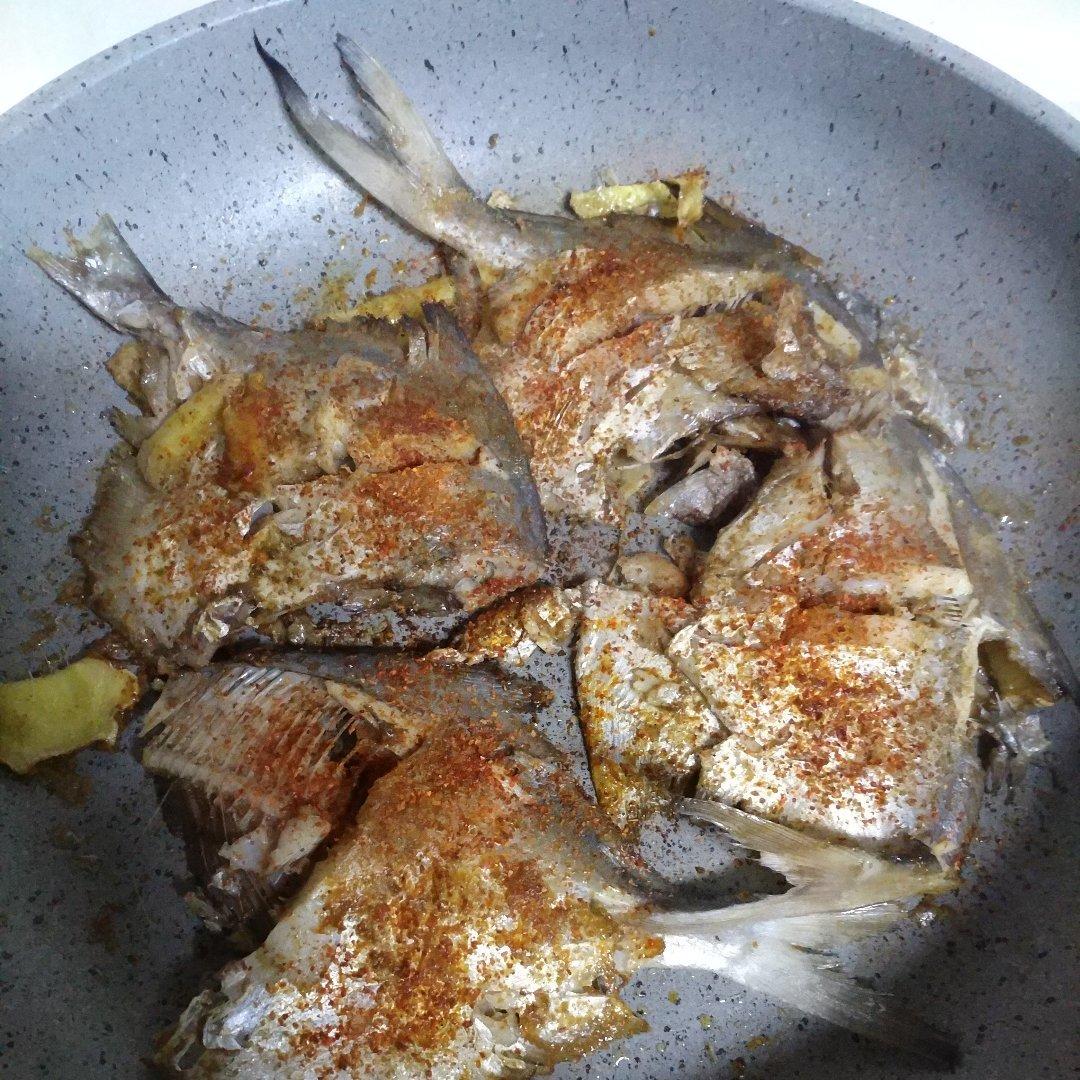 香煎鲳鳊鱼:( 堪比烧烤摊:)