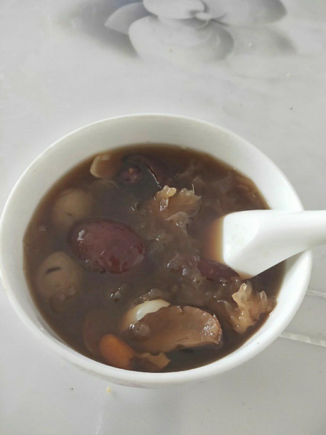 银耳桃胶莲子羹｜养颜平民版燕窝