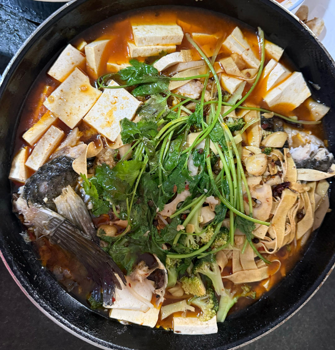 厨师长教你：“麻辣烤鱼”的非家常做法，皮脆肉嫩，麻辣味厚