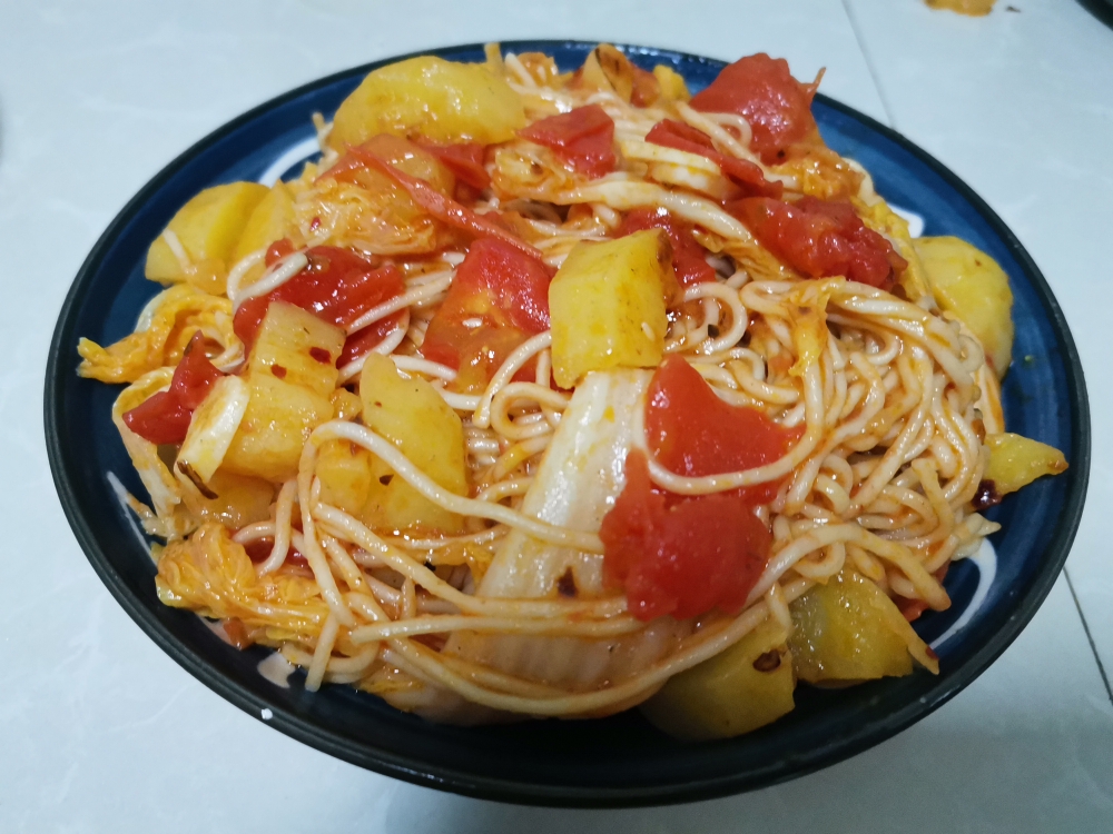 懒人焖面西红柿土豆白菜的做法