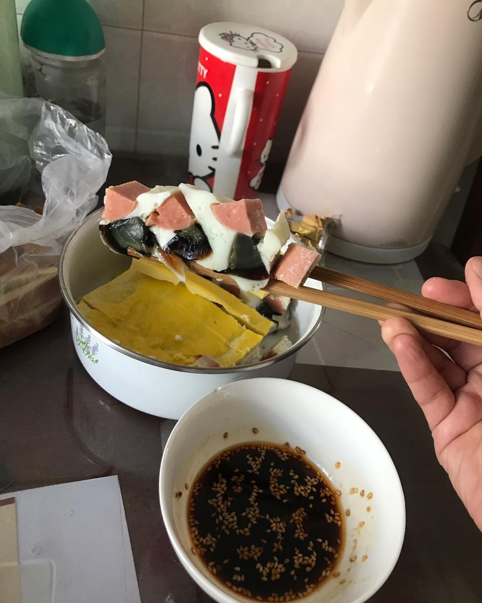 松花蛋蒸火腿肠