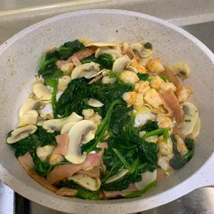 简易午餐#菠菜虾仁烘蛋的做法 步骤6