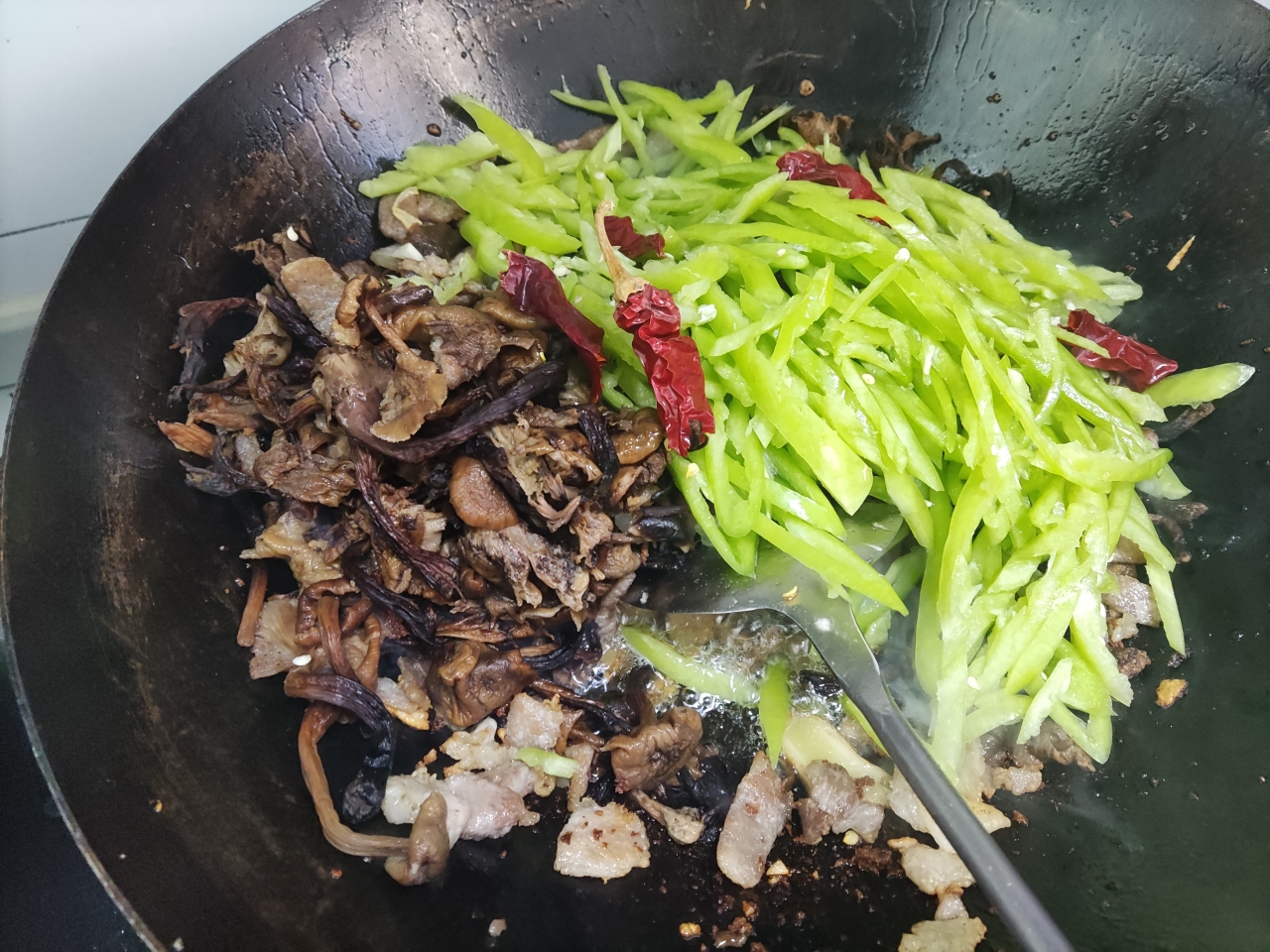 榛蘑炒肉的做法 步骤5