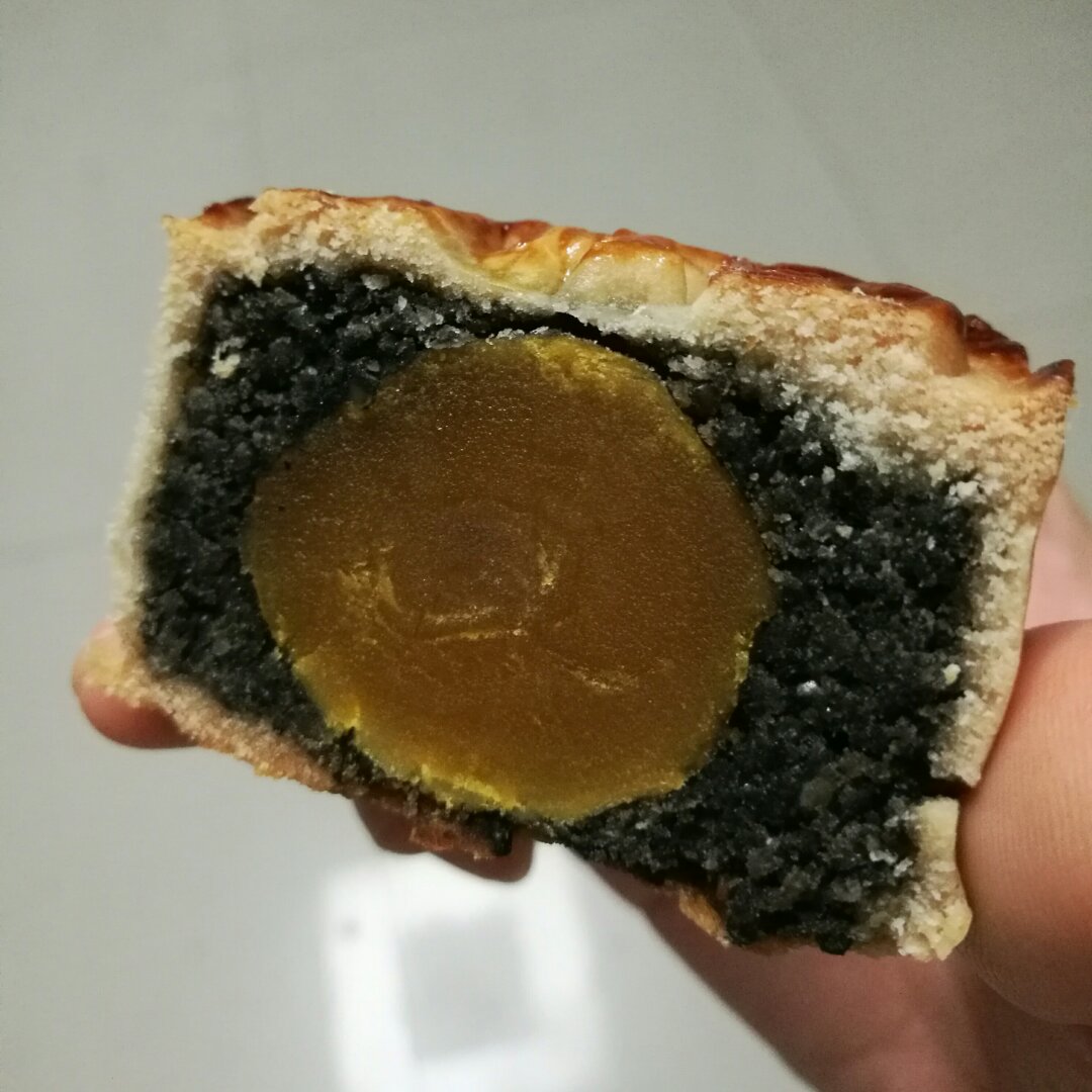 广式月饼—蛋黄芝麻月饼