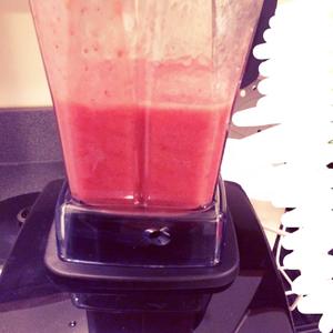 草莓绿葡萄奶昔/冰沙的做法 步骤3