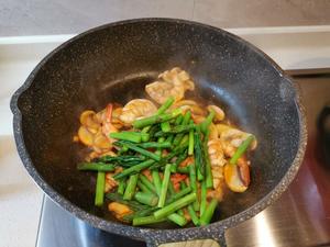 家常菜—芦笋口蘑炒虾的做法 步骤6