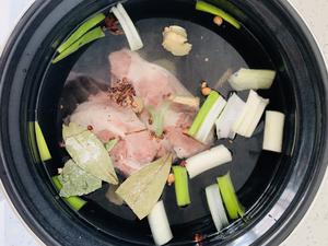 骨棒炖酸菜/羊肉汆酸菜的做法 步骤2