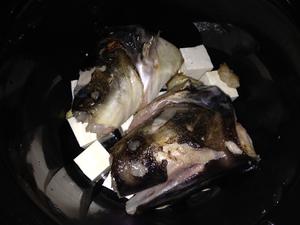 鱼汤豆腐 慢炖锅 版本的做法 步骤2