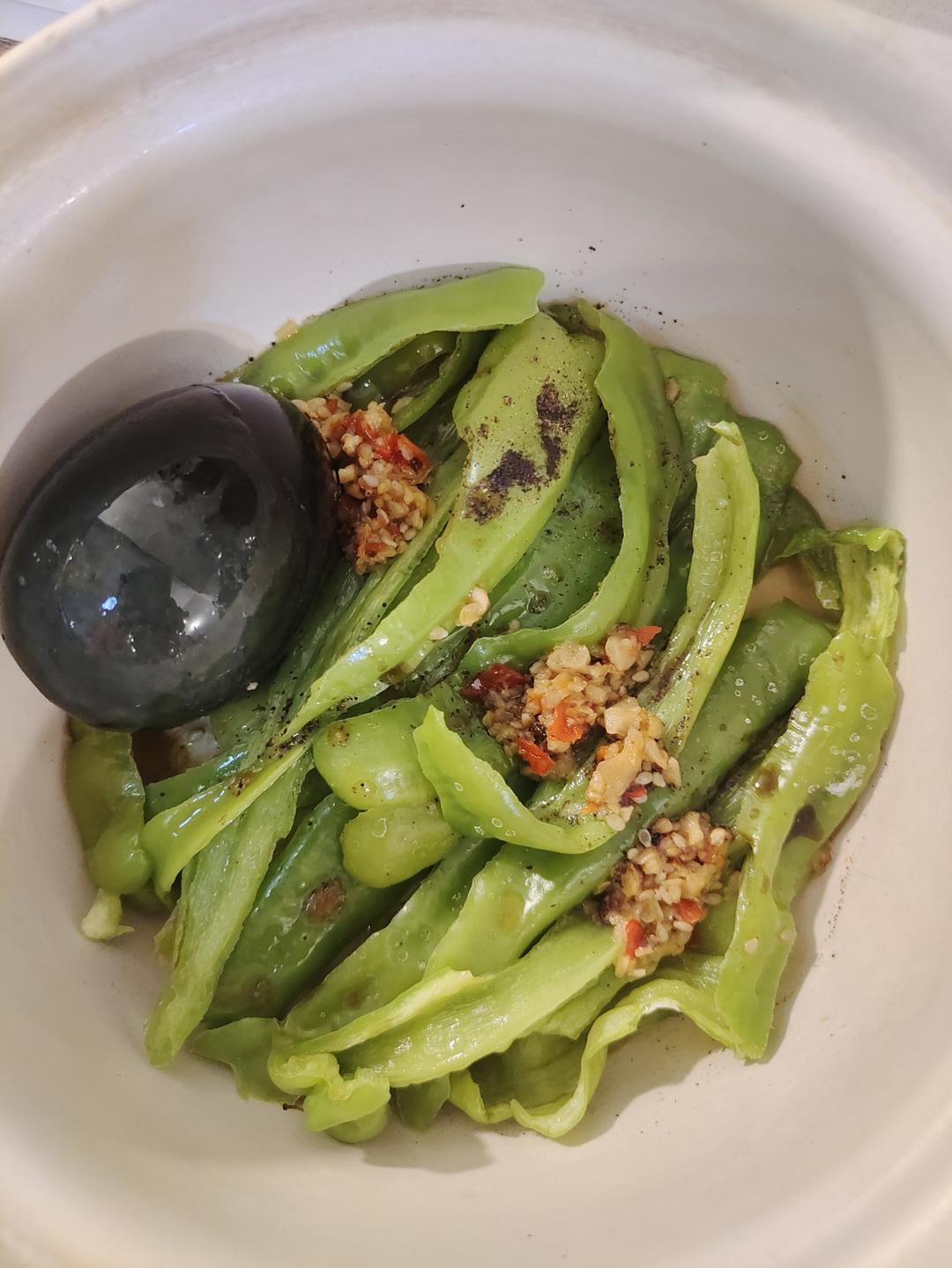 青椒拌皮蛋（微波炉版）