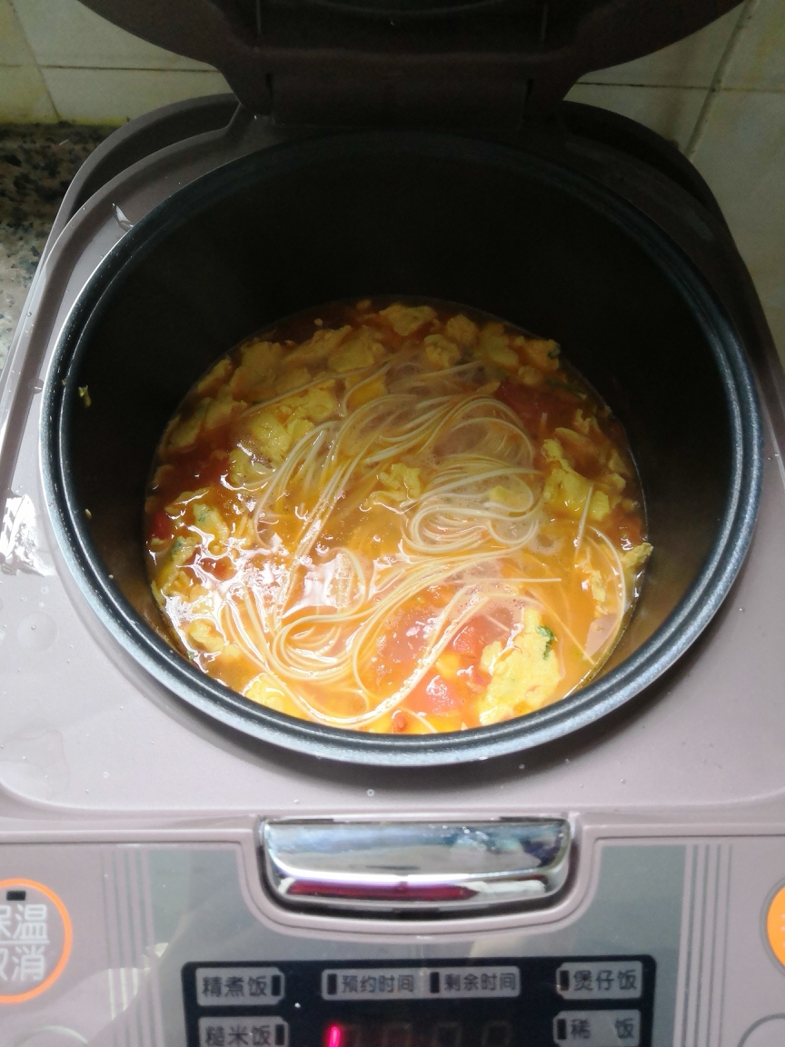 好吃又健康的西红柿鸡蛋面（电饭煲快手版）的做法 步骤3