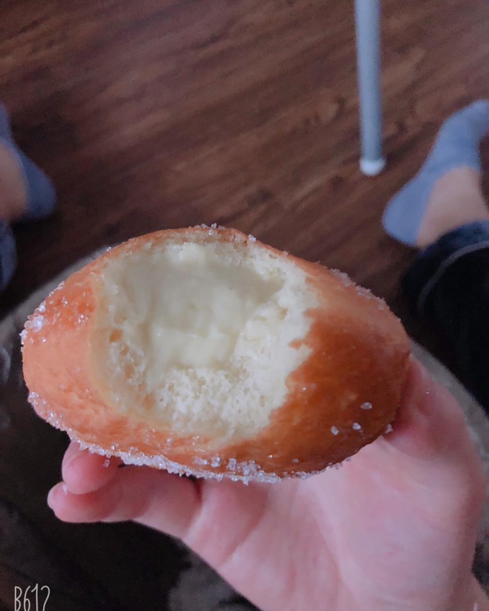 好吃到哭泣的甜甜圈VANILLA CREAM-FILLED DOUGHNUTS