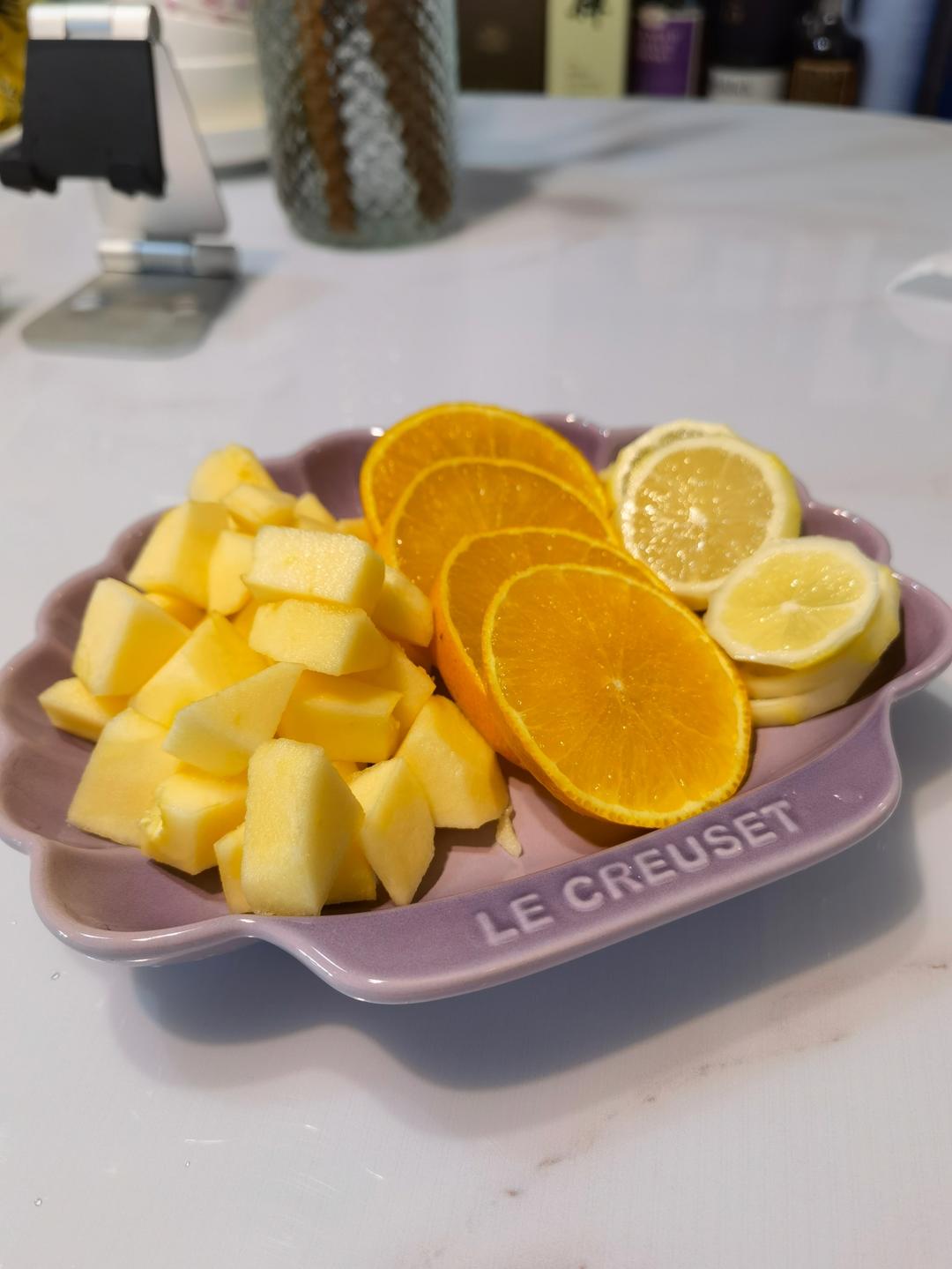 她来了！她端着热气腾腾的肉桂苹果茶走来了！