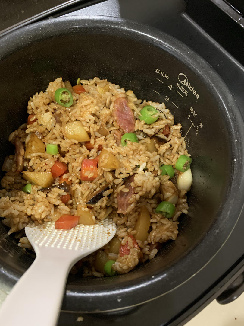 腊肠土豆焖饭，分分钟扒完，还要再来一碗