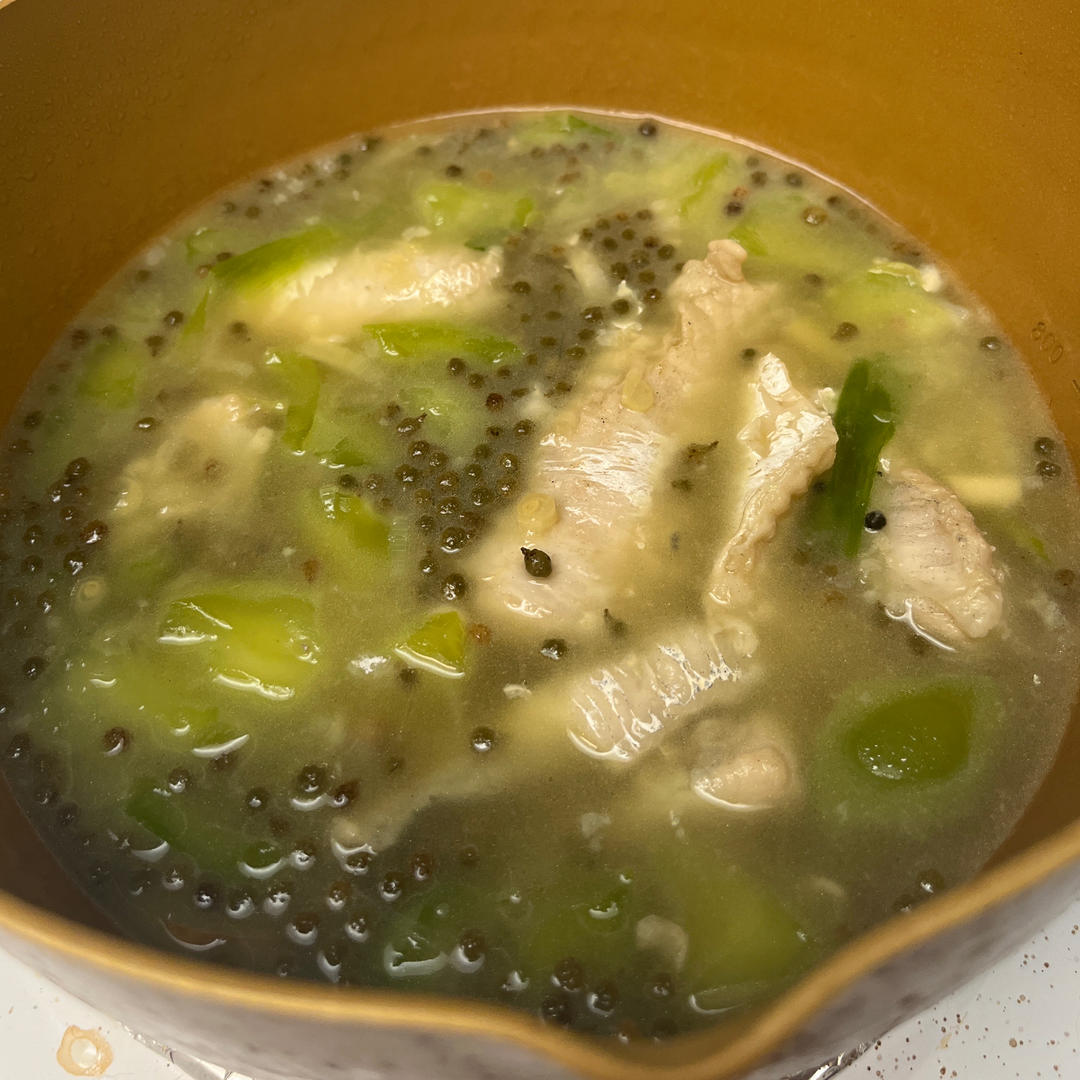厨师长教你：“鲜椒鲫鱼”的家常做法，鲜辣入味，椒香十足