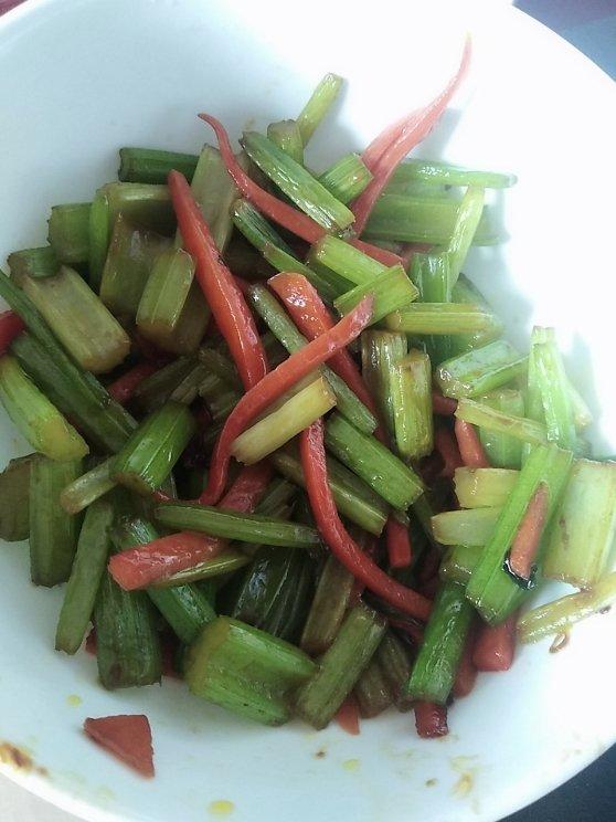 胡萝卜木耳炒芹菜