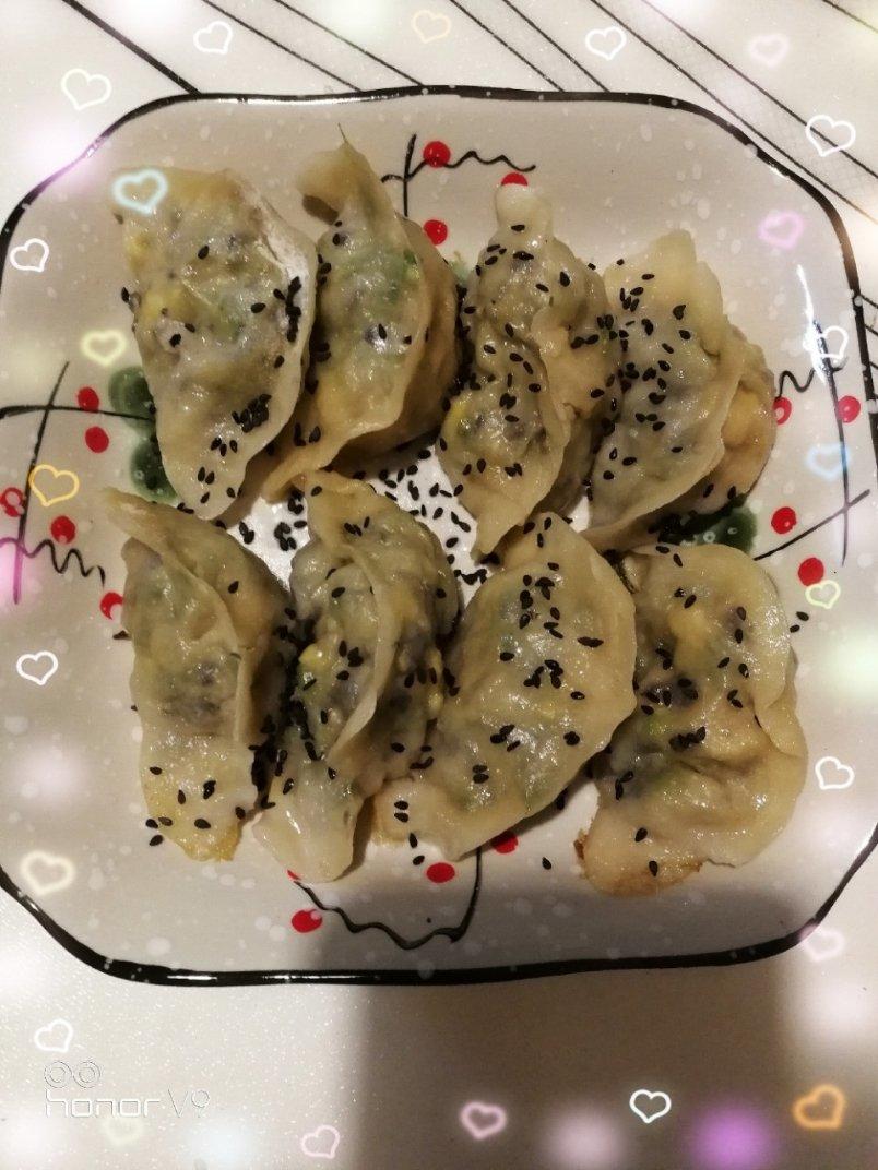 槐花木耳鸡蛋锅贴