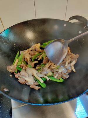 圆椒平菇炒肉片的做法 步骤10