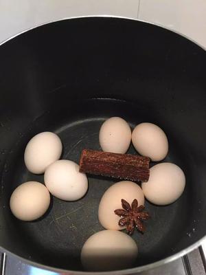 满屋飘香：五香茶叶蛋的做法 步骤3