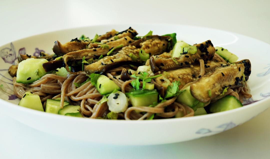 味噌茄子绿茶面和黄瓜沙拉［Miso aubergine，green tea noodle and cucumber salad］的做法