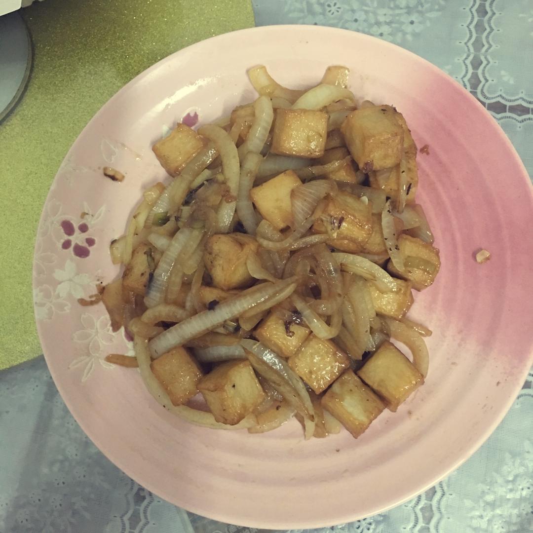 洋葱炒鱼豆腐