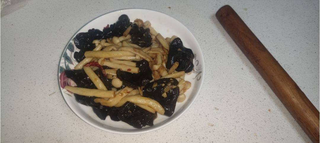 海鲜菇炒木耳