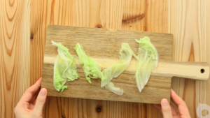 12-18个月辅食：鲜蔬猪肉白菜卷的做法 步骤2